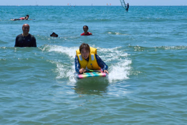障がい者サーフィン体験記　「長時間”波”に乗ることができて感激！」