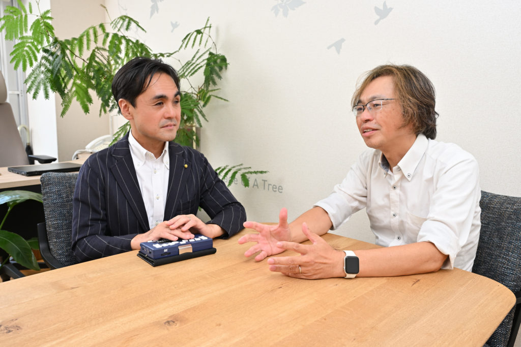 大胡田さんと向き合う遠藤P