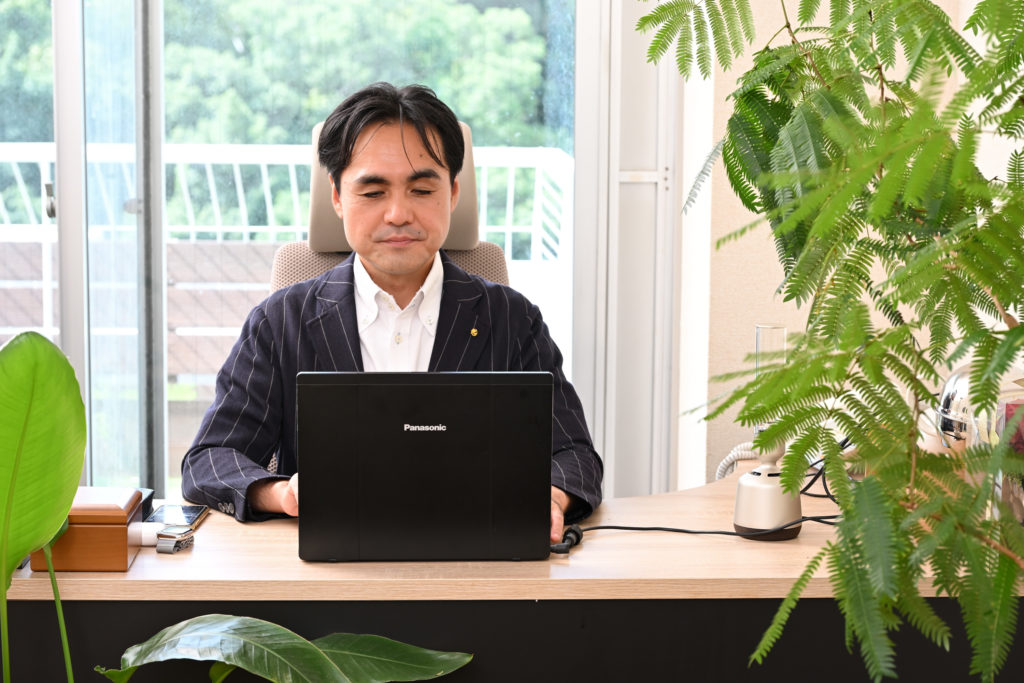 パソコンに向かう大胡田さん