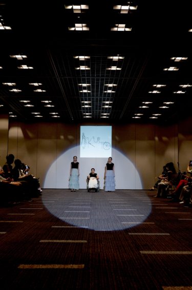 聞こえないデザイナーと吃音症の共同経営者が描く　”人と夢を育てる”ファッションショー