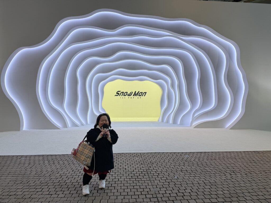 Snow Manのポップアップイベントで希さんがロゴと一緒に写っている写真