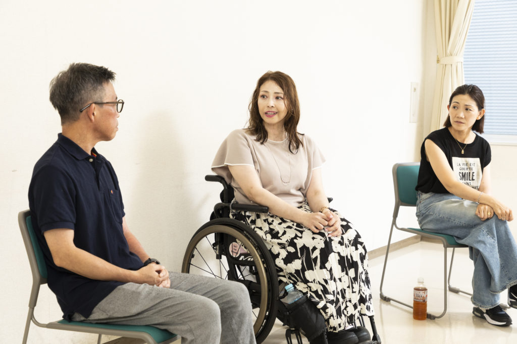 3人で向き合う様子