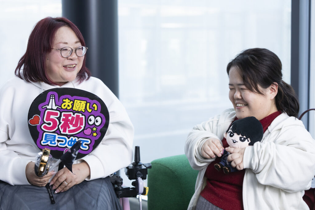 笑い合う弘美さんと希さんの写真