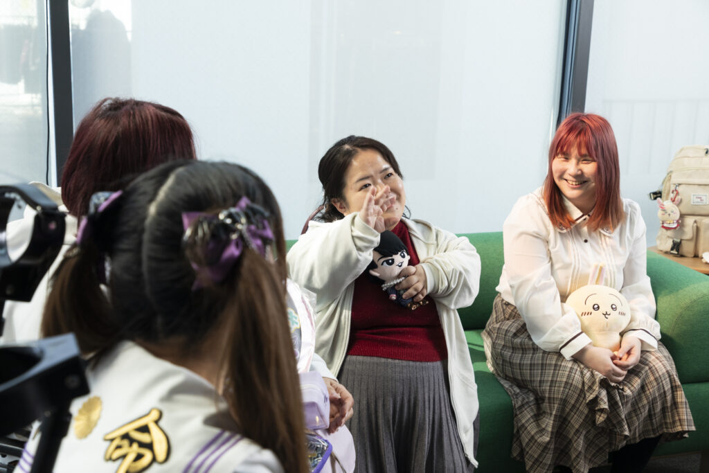 4人向きあって話す写真