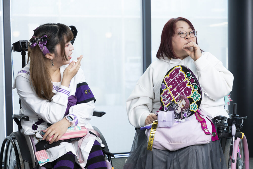 凜さんと弘美さんが並んで話している写真