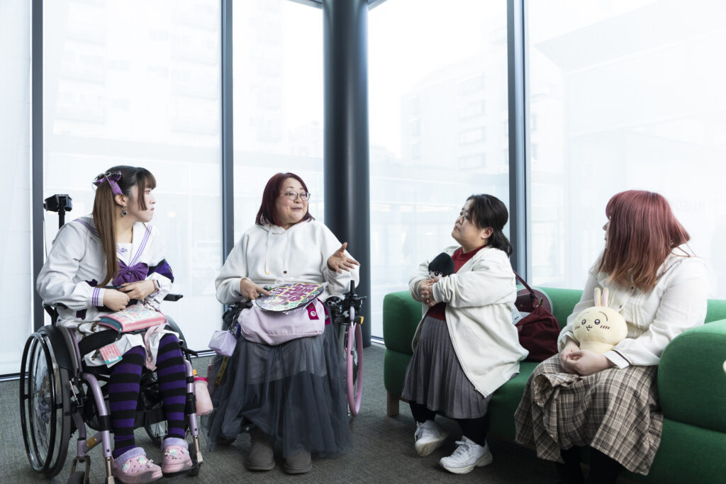 4人が並んで話す写真