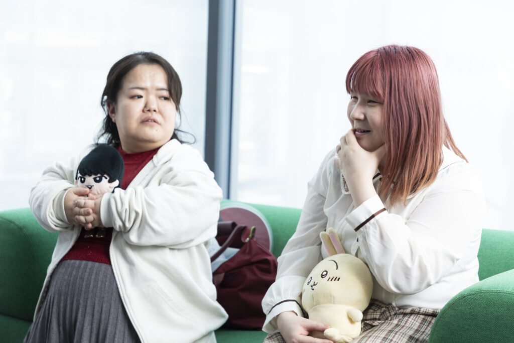 ソファーに座って話す希さんと昌美さんの写真